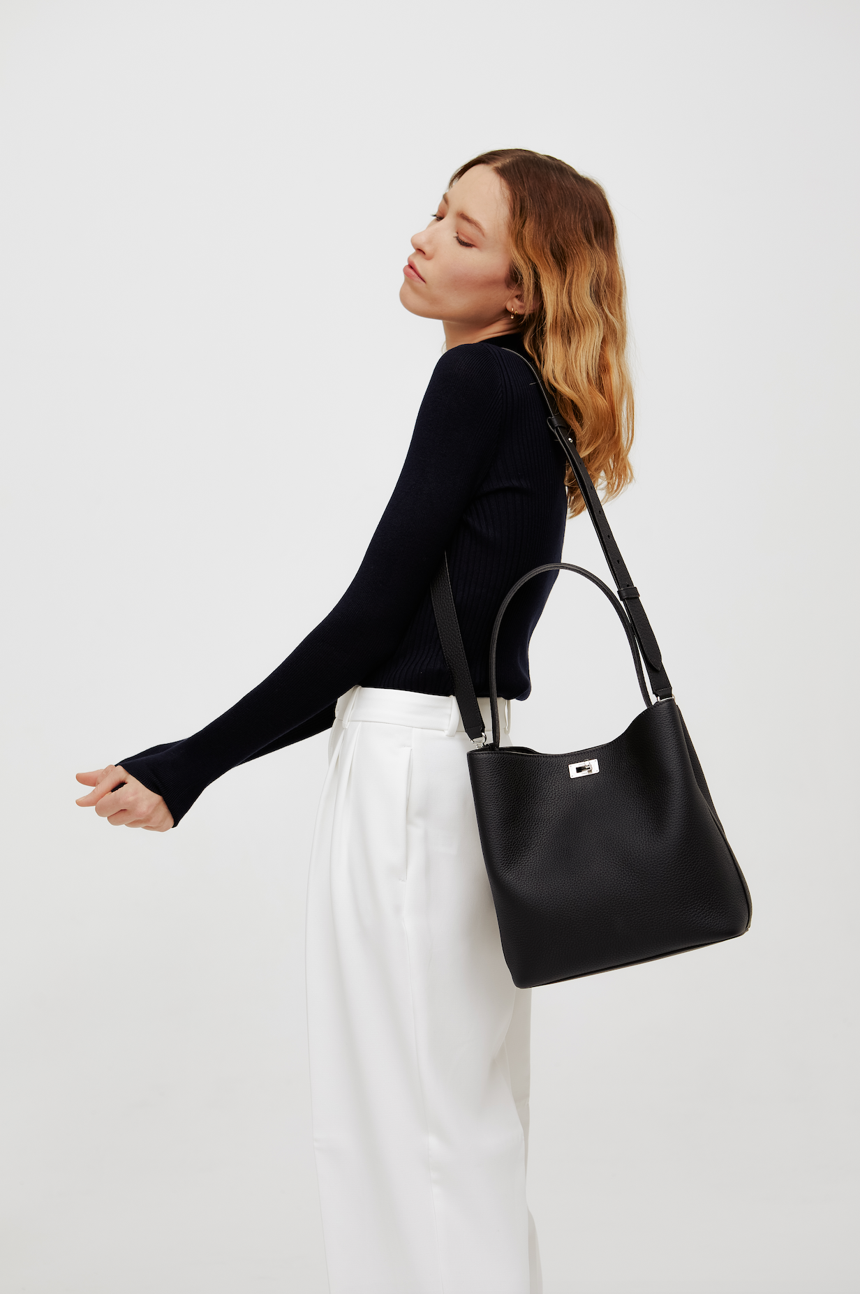 LEATHER BUCKET BAG ODEON PM BLACK