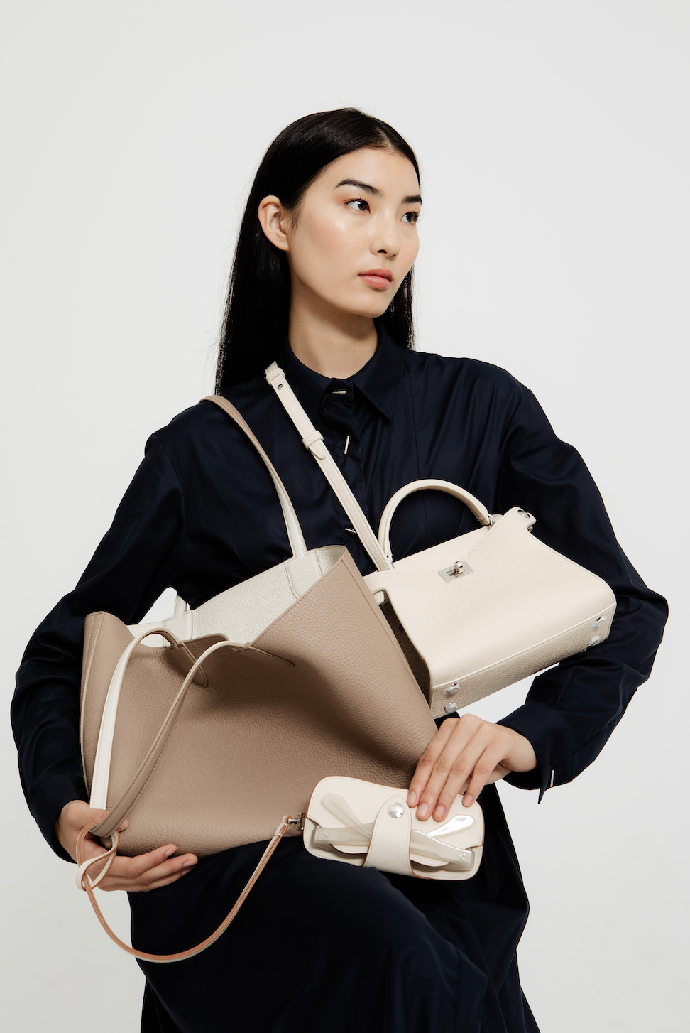 RIVOLI REVERSIBLE LEATHER TOTE BAG EAST/WEST TOURTERELLE/CRAIE