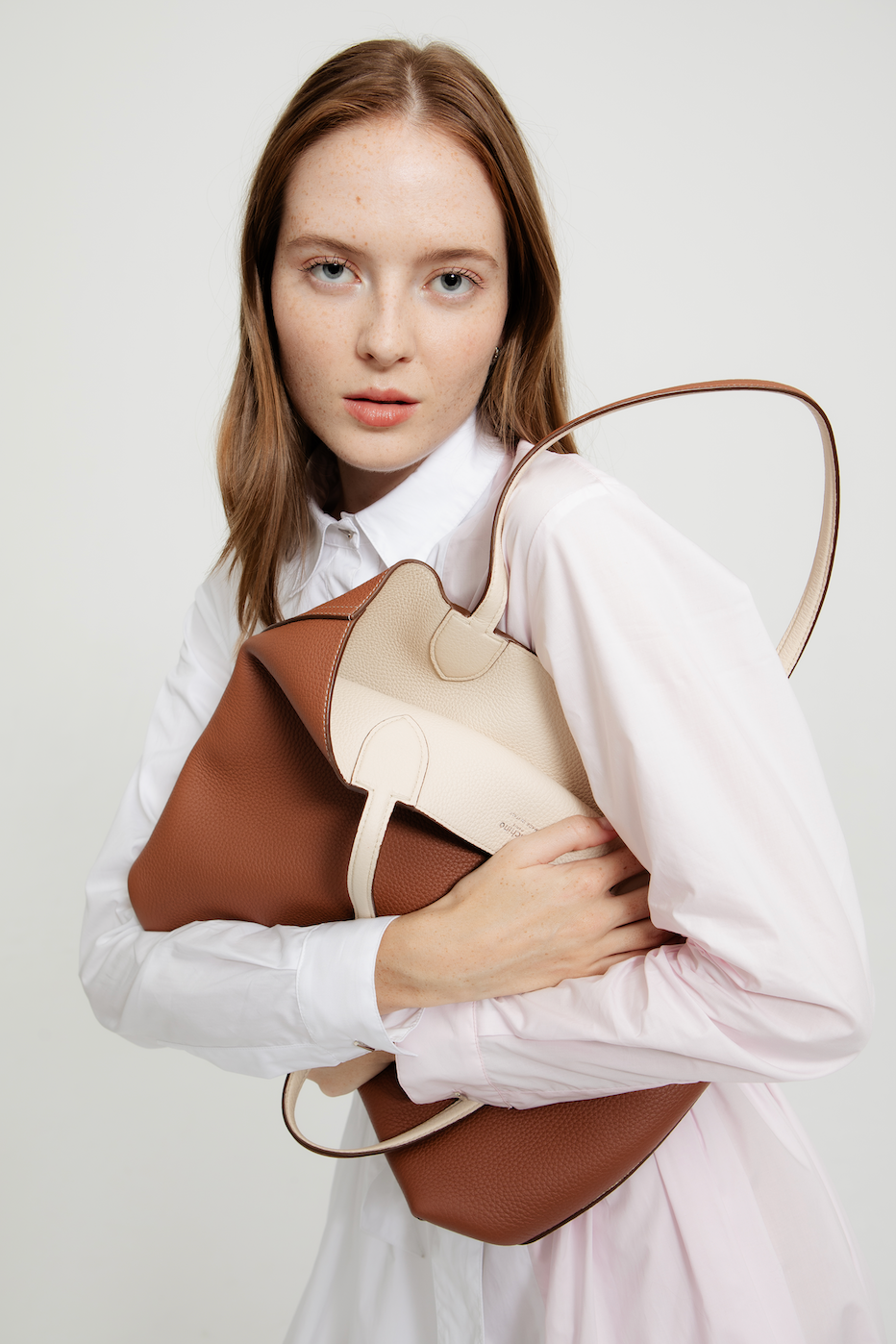 RIVOLI REVERSIBLE LEATHER TOTE BAG NORTH/SOUTH GOLD/IVORY