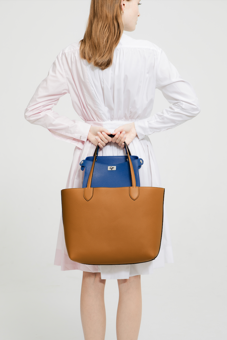 RIVOLI REVERSIBLE LEATHER TOTE BAG EAST/WEST CAMEL/NAVY BLUE