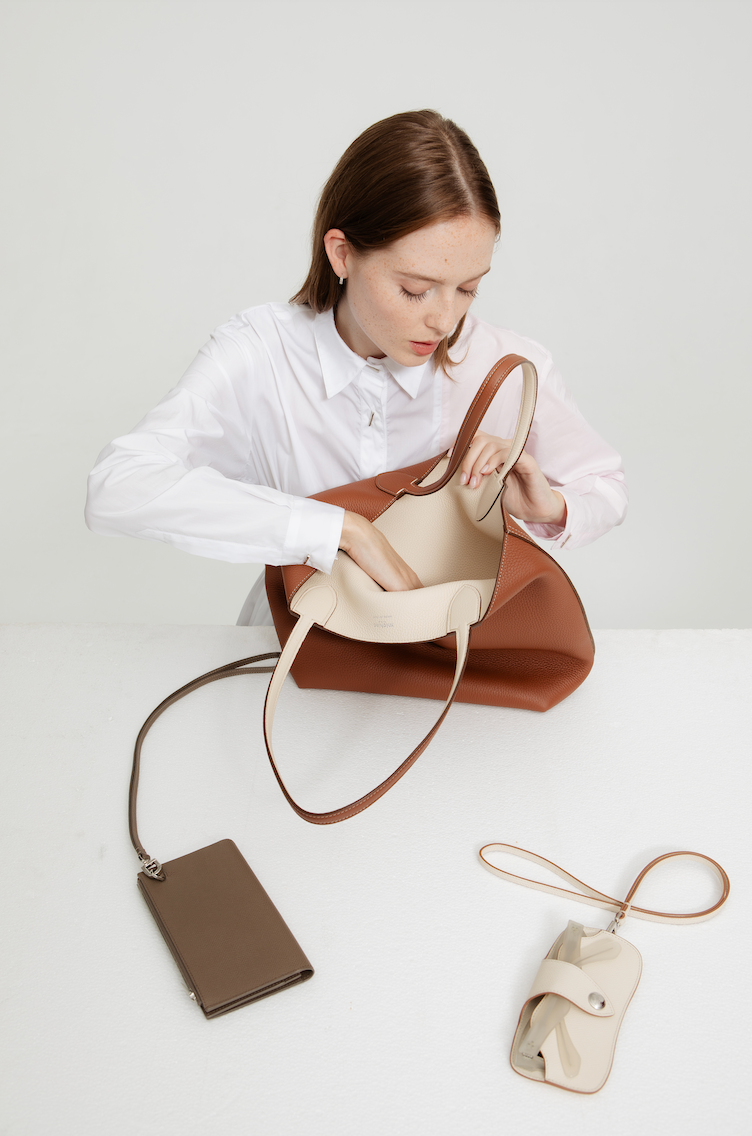 RIVOLI REVERSIBLE LEATHER TOTE BAG EAST/WEST GOLD/IVORY