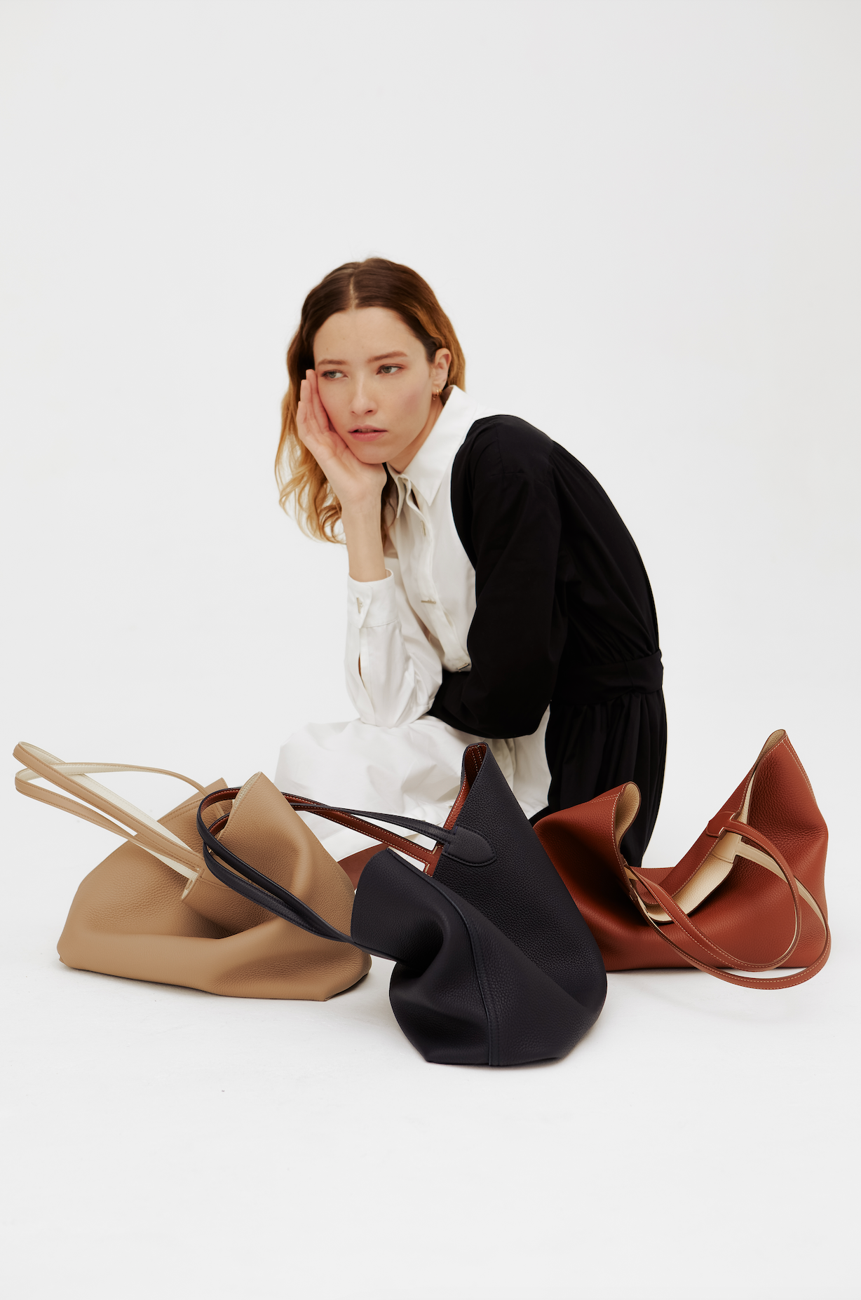 RIVOLI REVERSIBLE LEATHER TOTE BAG EAST/WEST BLACK/KHAKI