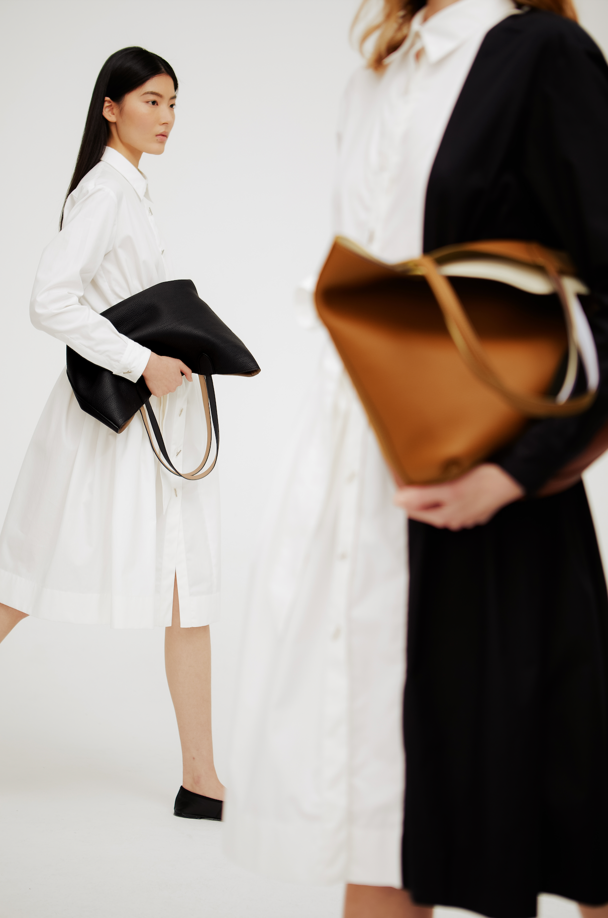 RIVOLI REVERSIBLE LEATHER TOTE BAG NORTH/SOUTH CAMEL/NAVY BLUE
