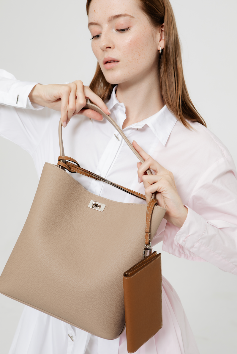 LEATHER BUCKET BAG ODEON PM TOURTERELLE