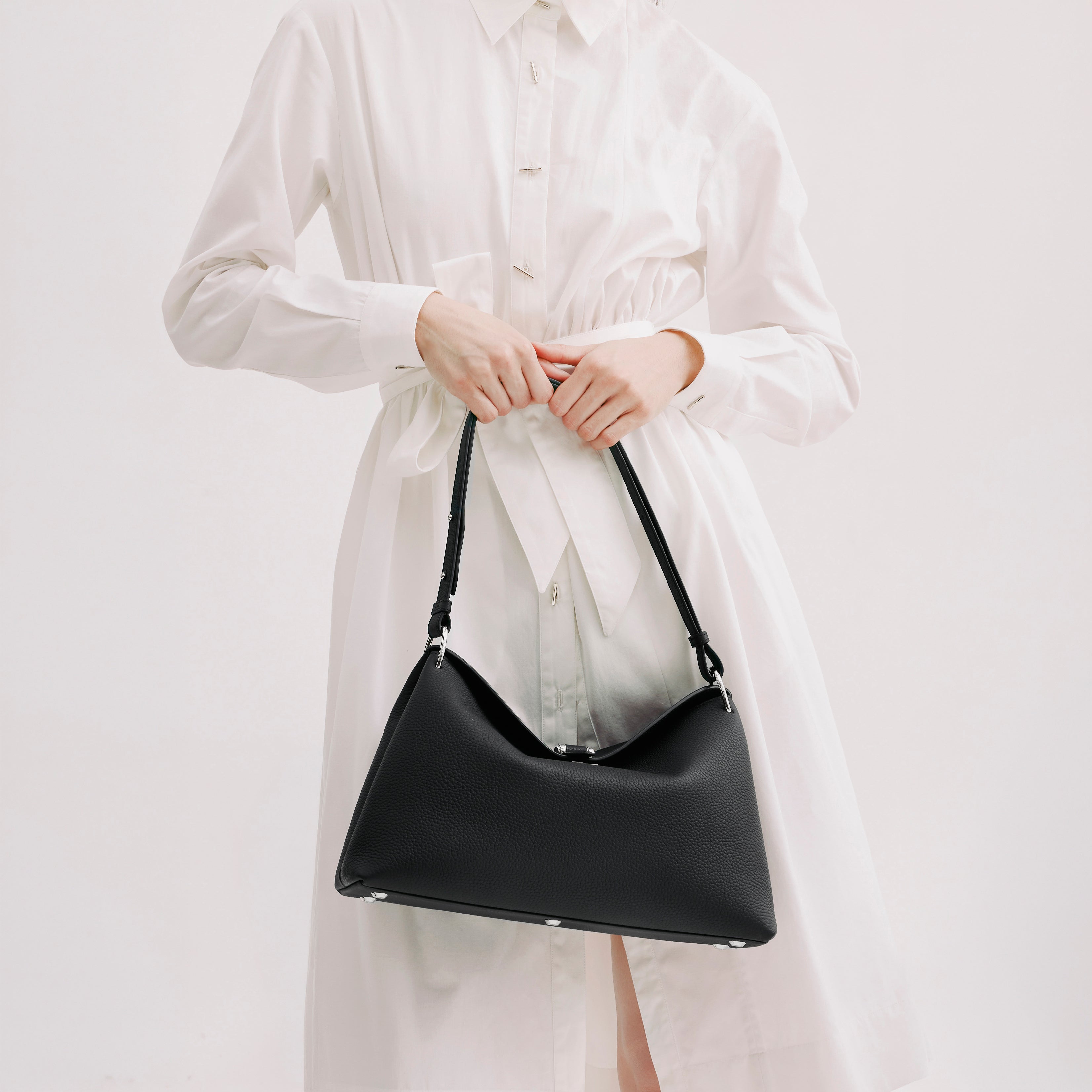 LEATHER HANDBAG PASSY PM BLACK