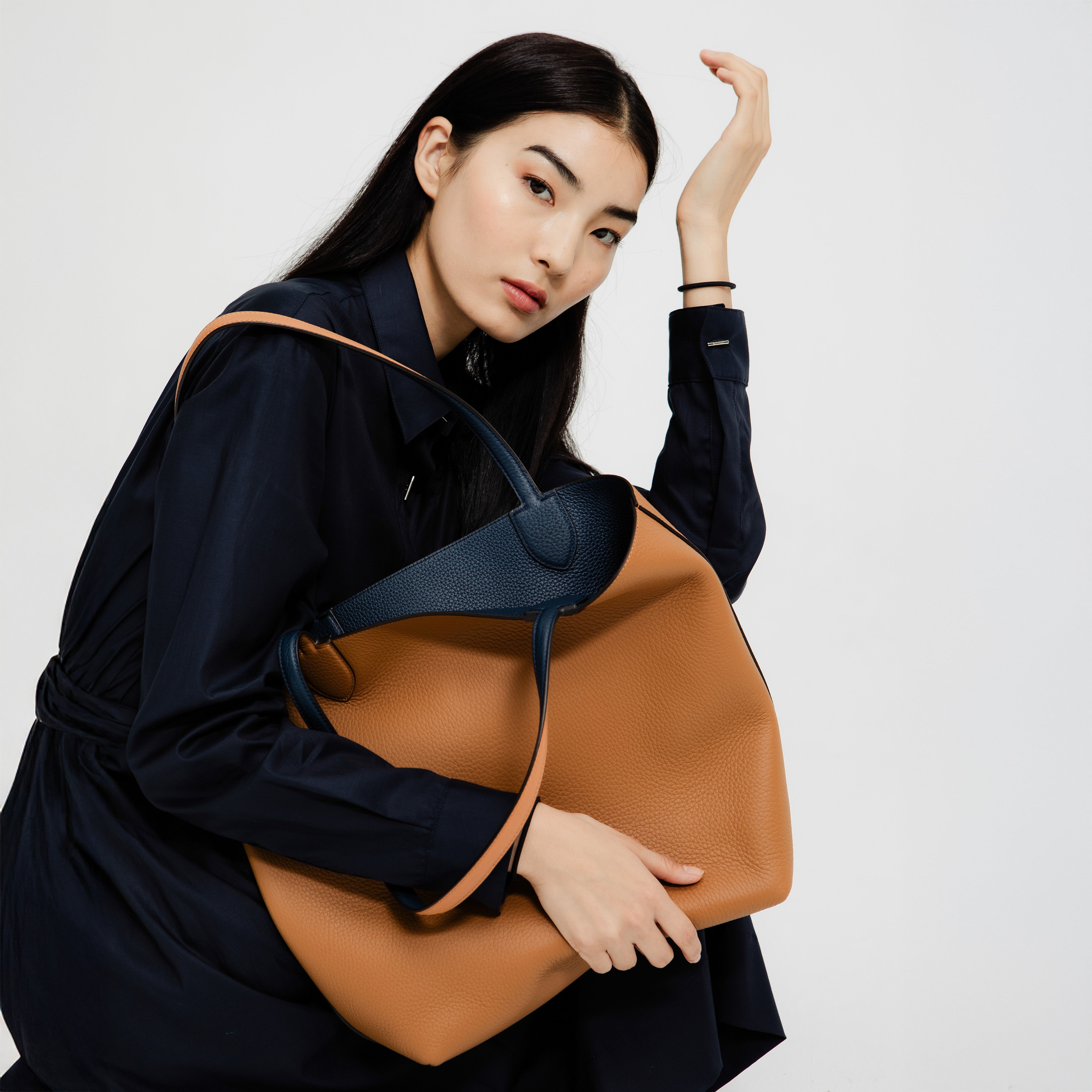 RIVOLI REVERSIBLE LEATHER TOTE BAG NORTH/SOUTH CAMEL/NAVY BLUE