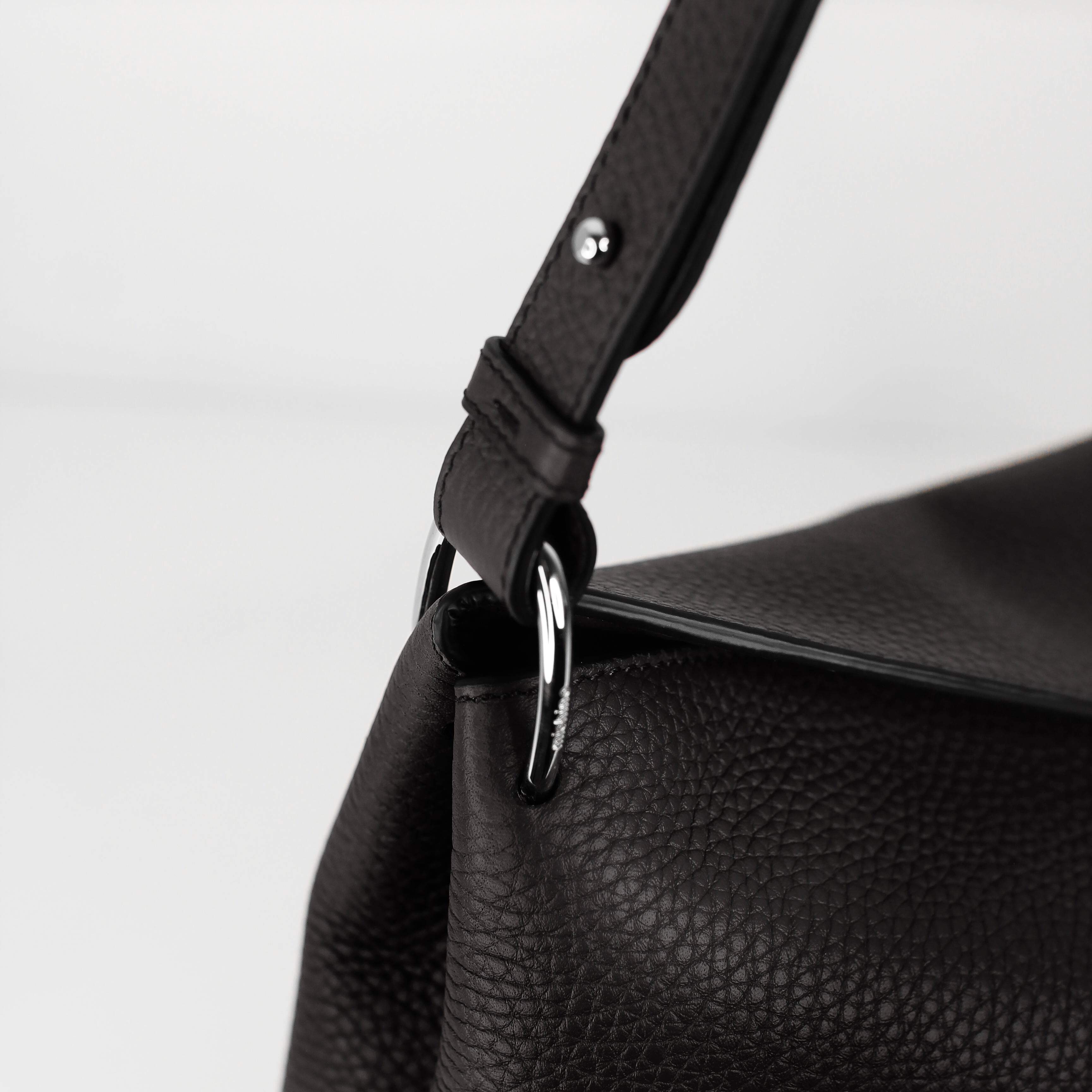 LEATHER HANDBAG PASSY PM BLACK